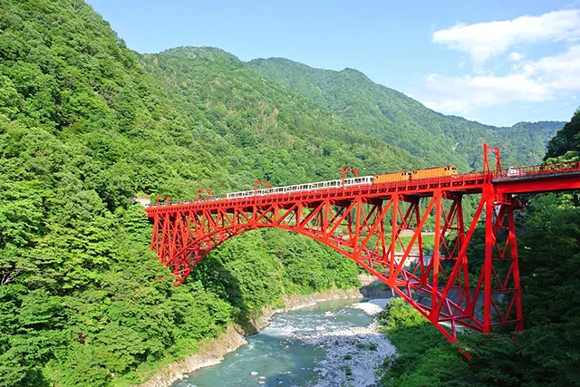 黒部峡谷トロッコ電車（イメージ）写真真提供：(公社)とやま観光推進機構