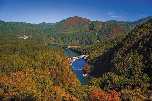 第一只見川橋梁ビューポイントの眺め(イメージ)　紅葉の見頃(例年)：10月中旬～11月上旬
