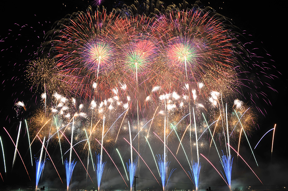 大曲の花火|日本の祭り&花火 ~熱気と感動がみなぎる~|日本の旅、鉄道の旅(JR東日本びゅうツーリズム&セールス)