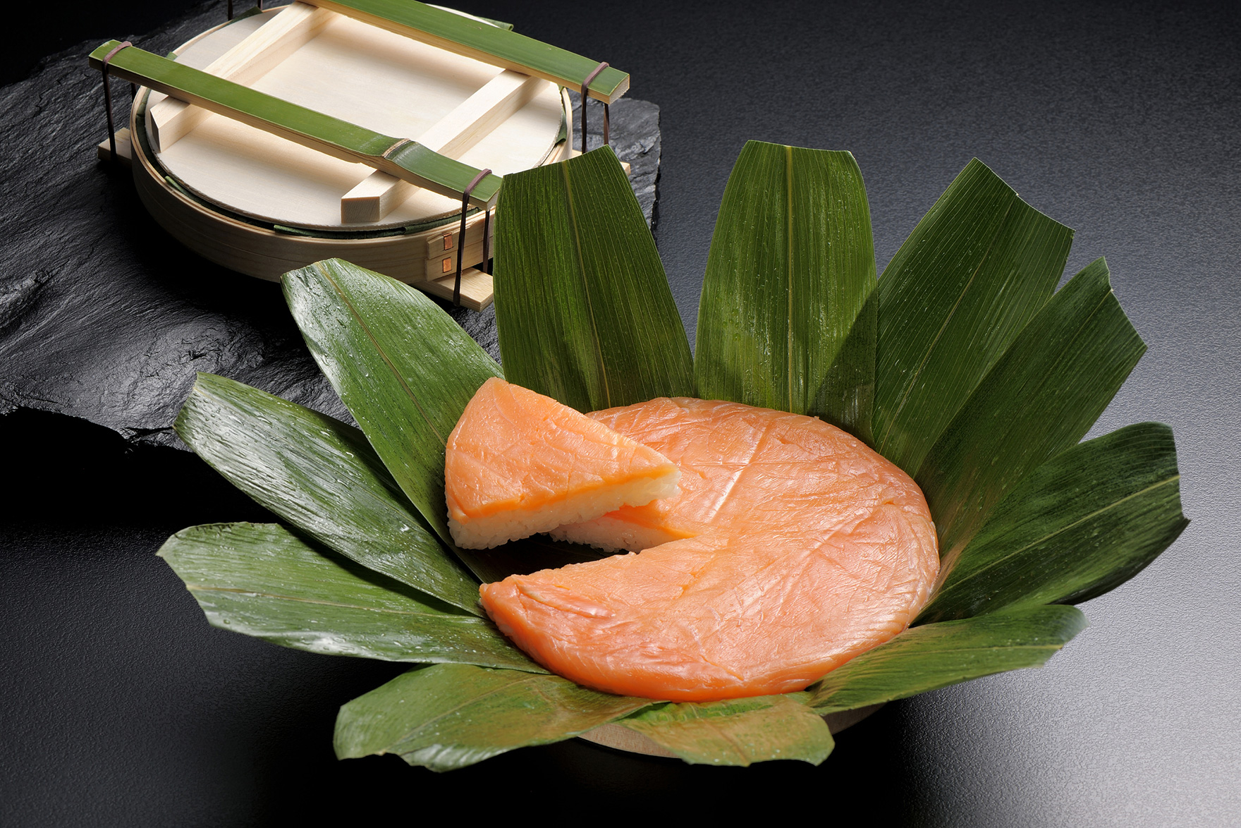 富山県の名物料理「ます寿し」と「昆布締め」|鉄道で行く、北陸の旅|日本の旅、鉄道の旅(JR東日本びゅうツーリズム&セールス) 富山県の名物料理「ます寿し」と「昆布締め」|鉄道で行く、北陸の旅|日本の旅、鉄道の旅(JR東日本びゅうツーリズム&セールス)