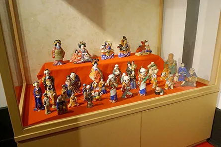 土蔵には雛人形や料亭時代に使っていた道具が展示