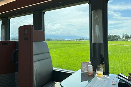 4号車2人席側窓