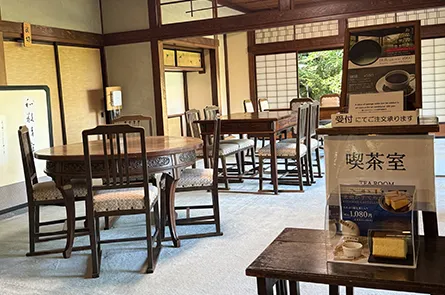 「北前かすてら」や珈琲、抹茶などが楽しめる清遠閣内喫茶室