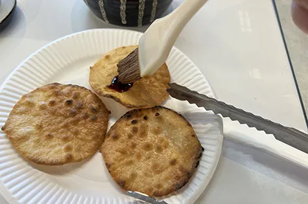 焼きあがったら醤油を塗ります