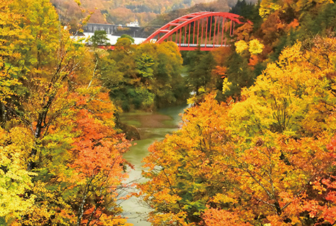 破間川渓谷（イメージ）　紅葉の見頃（例年）：10月下旬～11月上旬