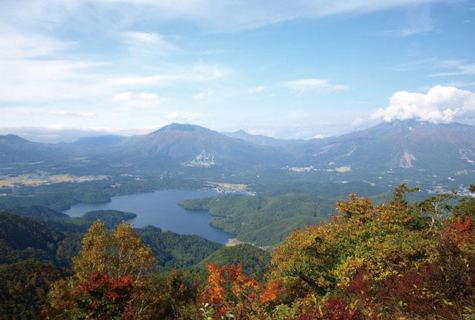 大明神岳から望む「妙高山・野尻湖」（イメージ）<br>紅葉の見頃（例年）：10月中旬〜下旬 