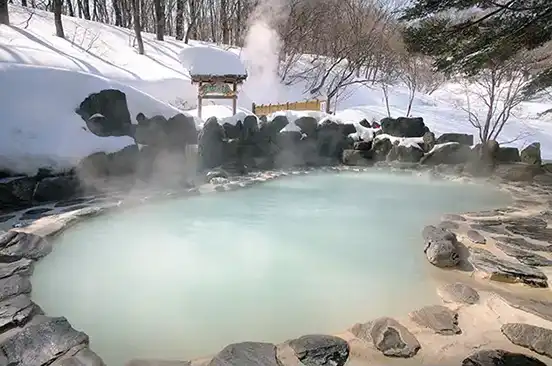 6つの趣異なる湯船でにごり湯めぐり／露天風呂「鬼面の湯」（イメージ）