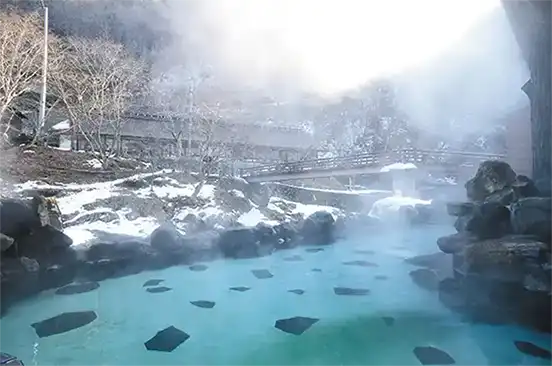 名物露天「大沢の湯」は抜群の開放感！／山水閣・露天風呂の一例