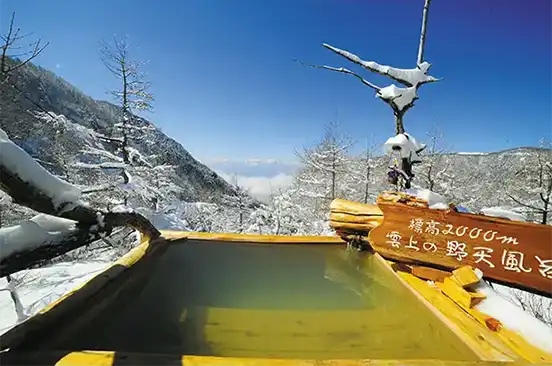 標高約2,000m雲上の絶景／ランプの宿 高峰温泉・野天風呂（イメージ）
