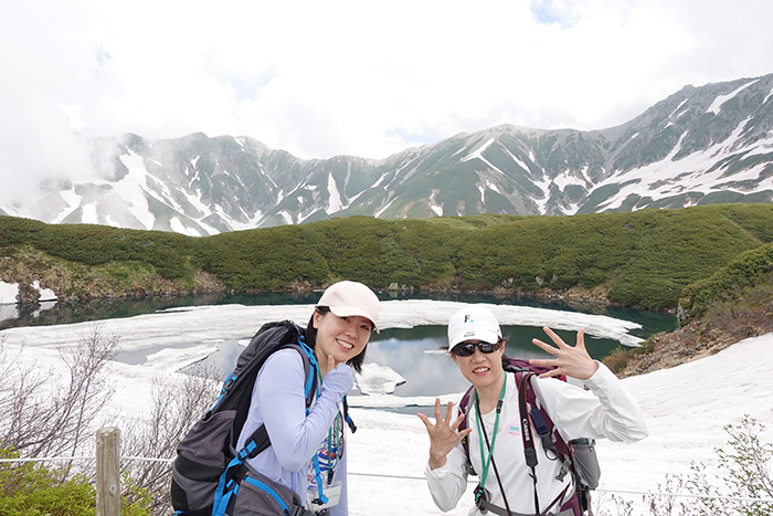 室堂・みくりが池で”立山熊太郎ポーズ”