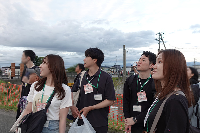 花火大会会場到着時には、昼花火も見られました。