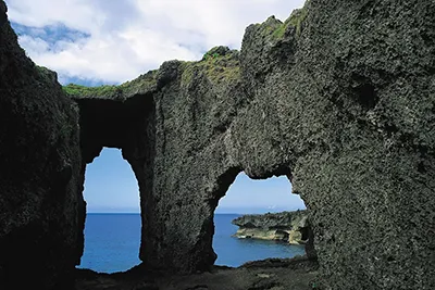徳之島・犬ノ門蓋(イメージ) © K.P.V.B