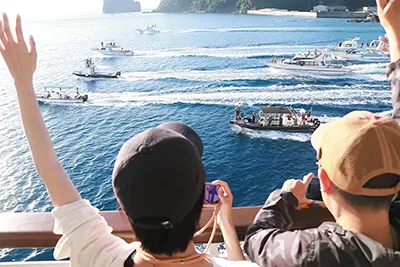 「おがさわら丸」父島出港時お見送り風景(イメージ)写真提供:小笠原観光局