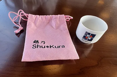 オリジナルの巾着袋に入った越乃Shu＊Kuraロゴ入りおちょこ