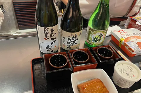 「飲み比べセット」左から　純米酒　鮎正宗［鮎正宗酒造／妙高市］　越後 お福正宗 純米大吟醸［お福酒造／長岡市］　本醸造　雪中梅［丸山酒造／上越市］