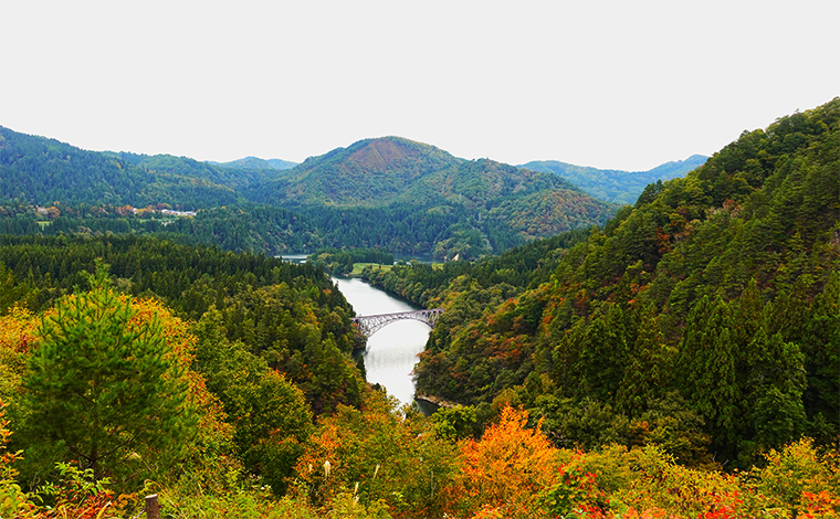 「第一只見川橋梁ビュースポット」人気の絶景スポット！渓谷美と鉄橋が織りなす四季折々の絶景を只見線と共に眺めることができます。