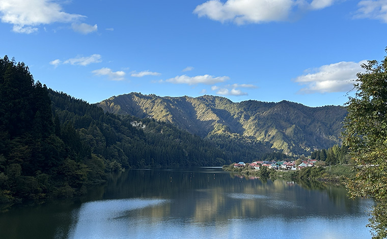 「かねやまふれあい広場」まるで絵画！只見川に臨む大志集落と水面に反射する山々を眺めるビュースポット
