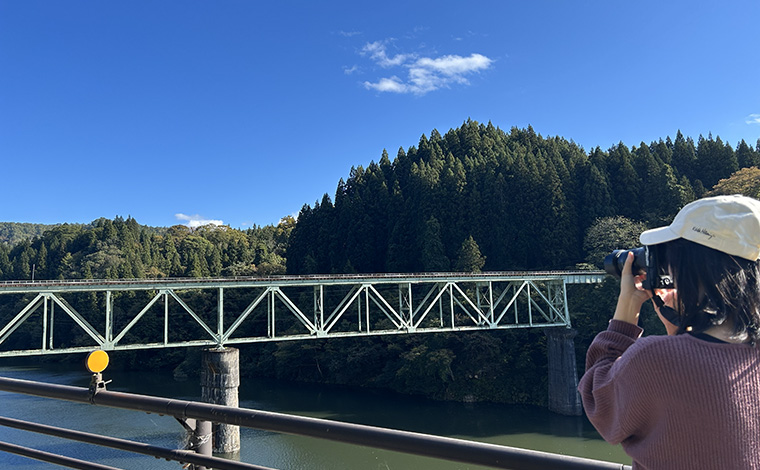 「第二只見川橋梁ビュースポット」線路とほぼ同じ高さから只見線を間近に見ることも！