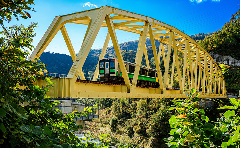 只見線　秋の第六只見川橋梁を渡る列車キハE120形（イメージ）