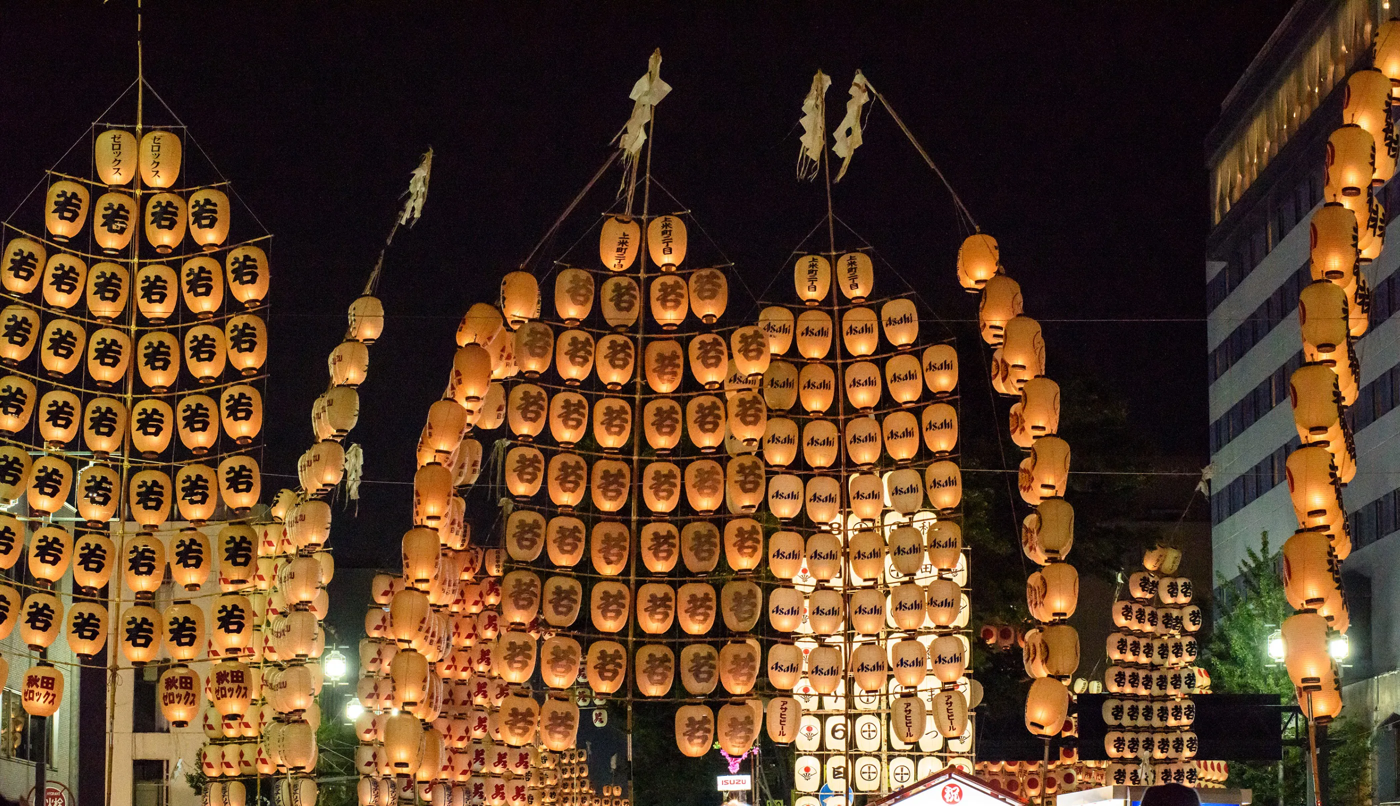竿燈に、花火に、夏の夜空を彩る光の競演。「秋田竿燈まつり」と「大曲