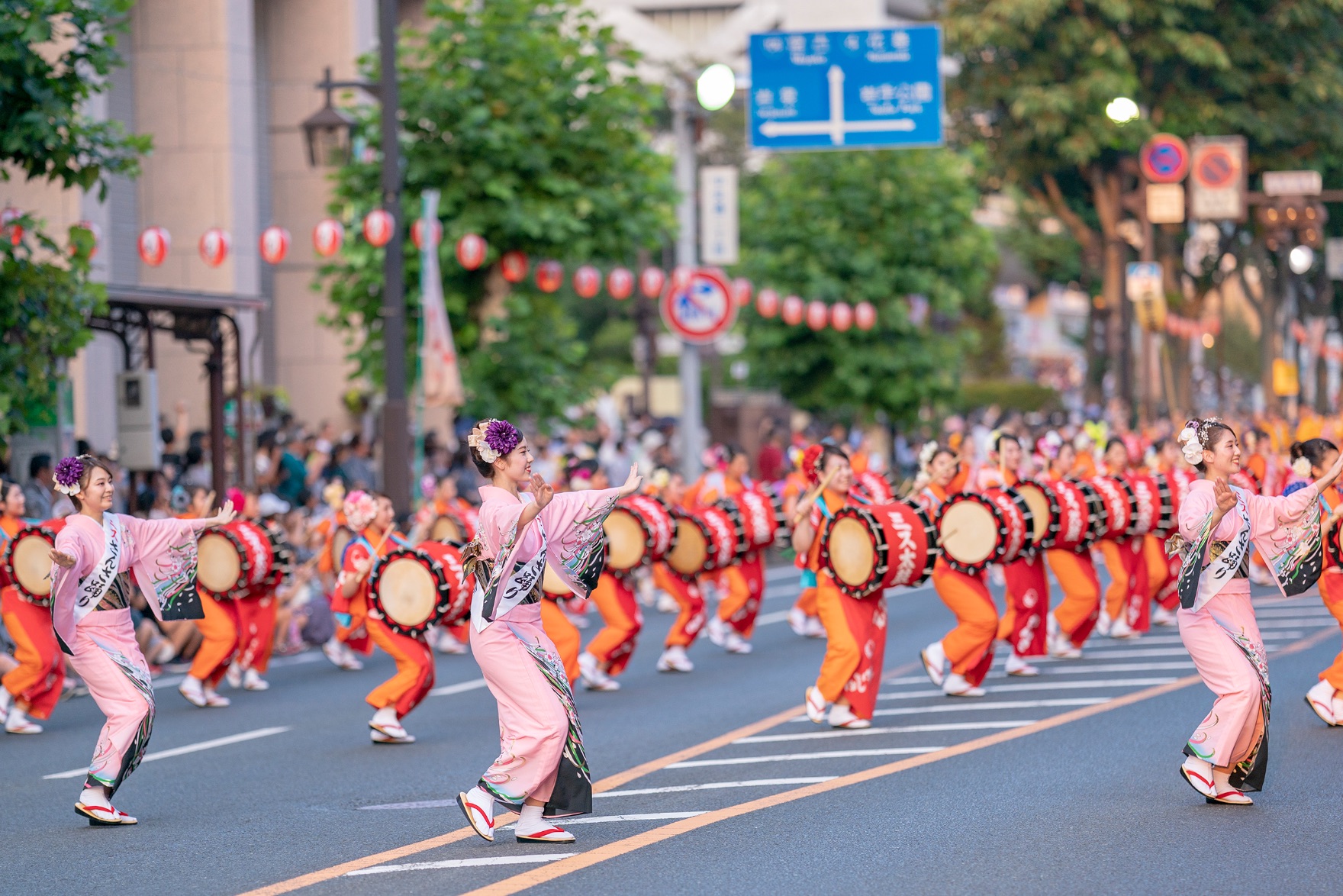 藩政時代から伝わる、幸呼ぶ舞い。「盛岡さんさ踊り」｜東北旅行・鉄道