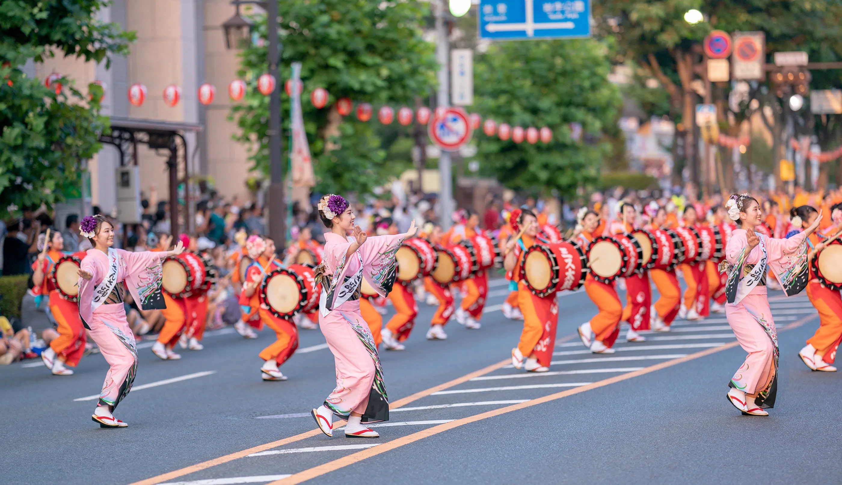 藩政時代から伝わる、幸呼ぶ舞い。「盛岡さんさ踊り」｜東北旅行・鉄道