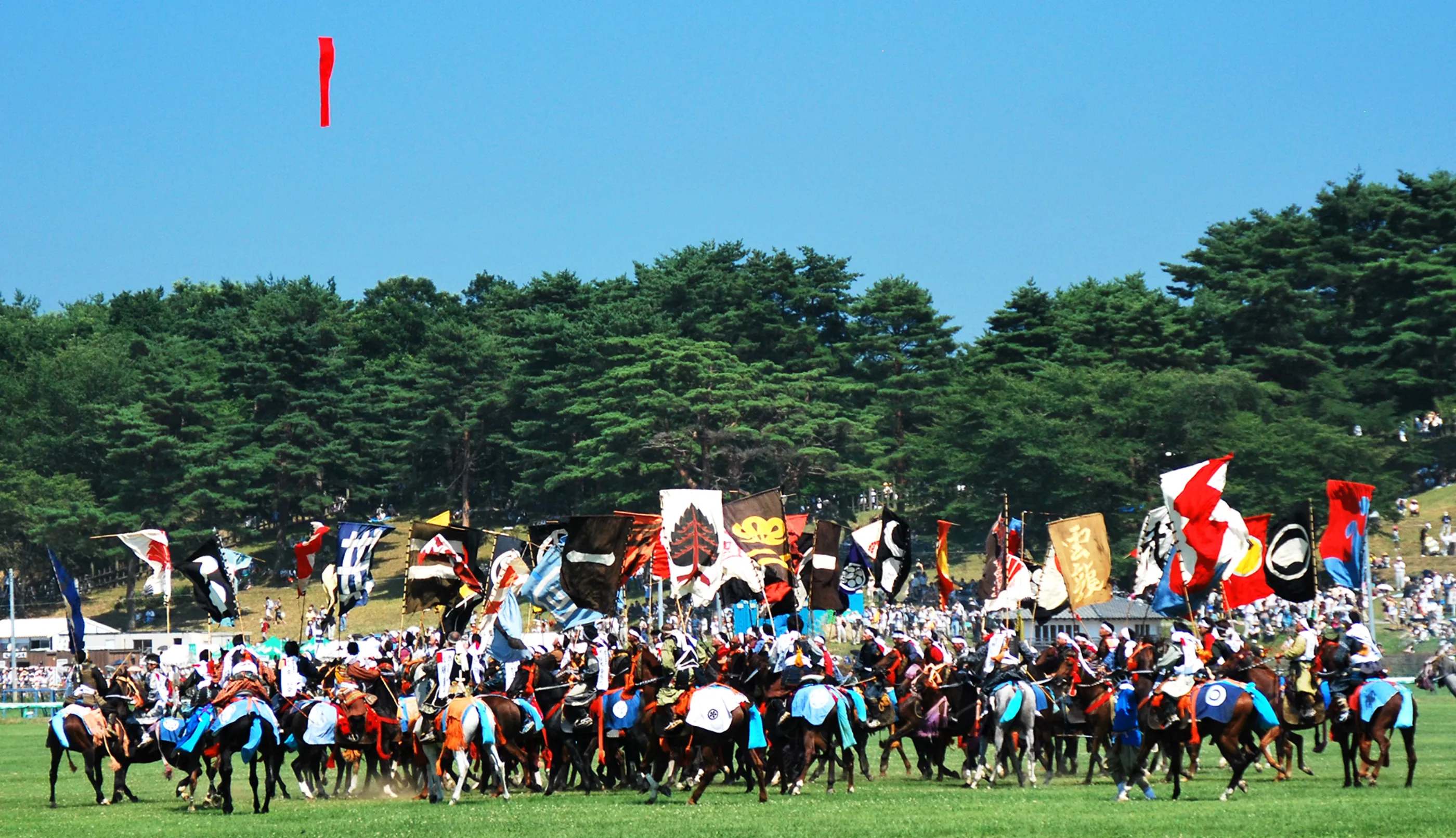 眼前で繰り広げられる、威風堂々の戦国絵巻。「相馬野馬追」｜東北旅行