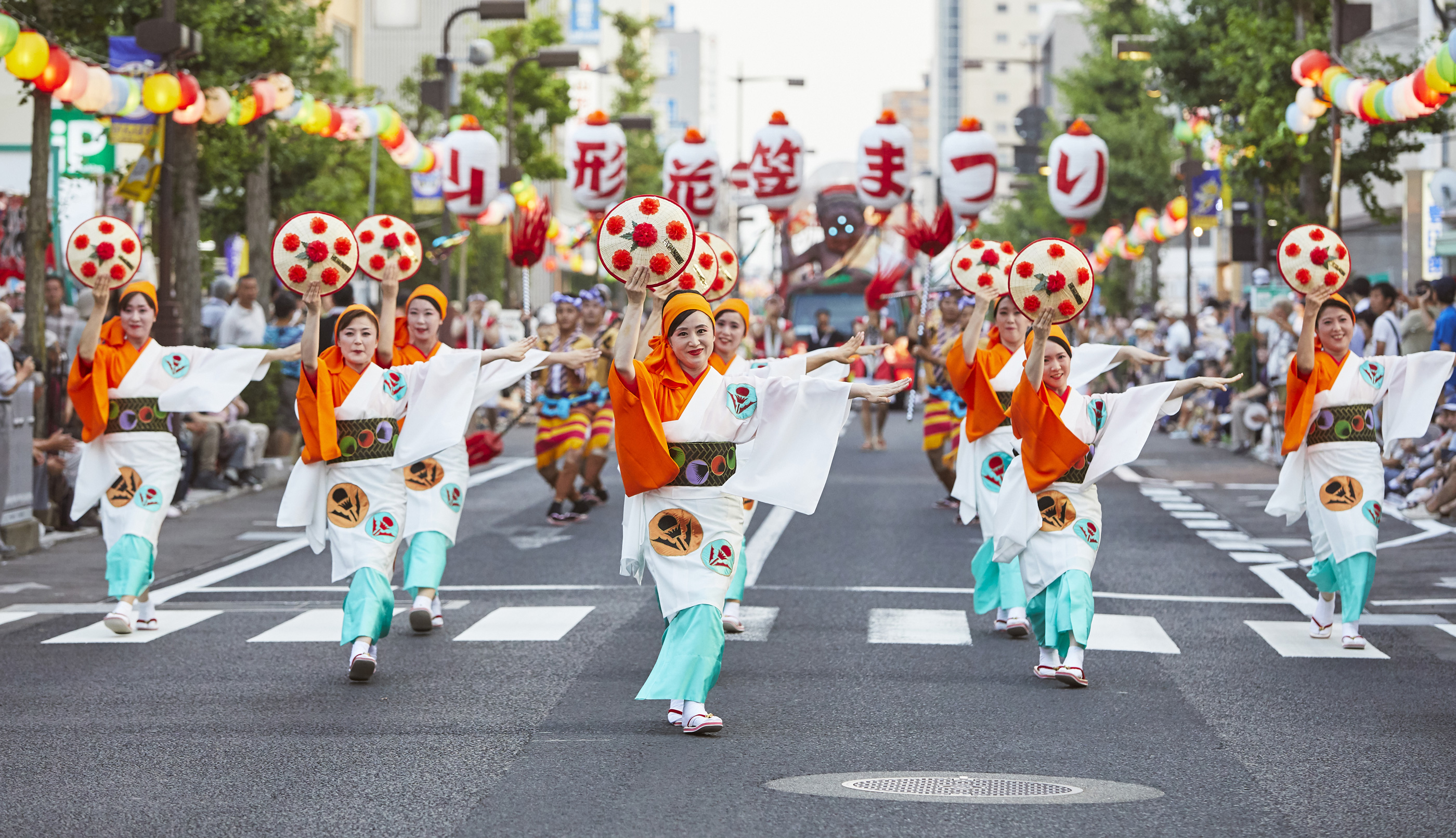 ヤッショ マカショ の掛け声と踊る紅花 花笠まつり 鉄道で行く 東北の旅 日本の旅 鉄道の旅 びゅうトラベルサービス ヤッショ マカショ の掛け声と踊る紅花 花笠まつり 鉄道で行く 東北の旅 日本の旅 鉄道の旅 びゅうトラベルサービス