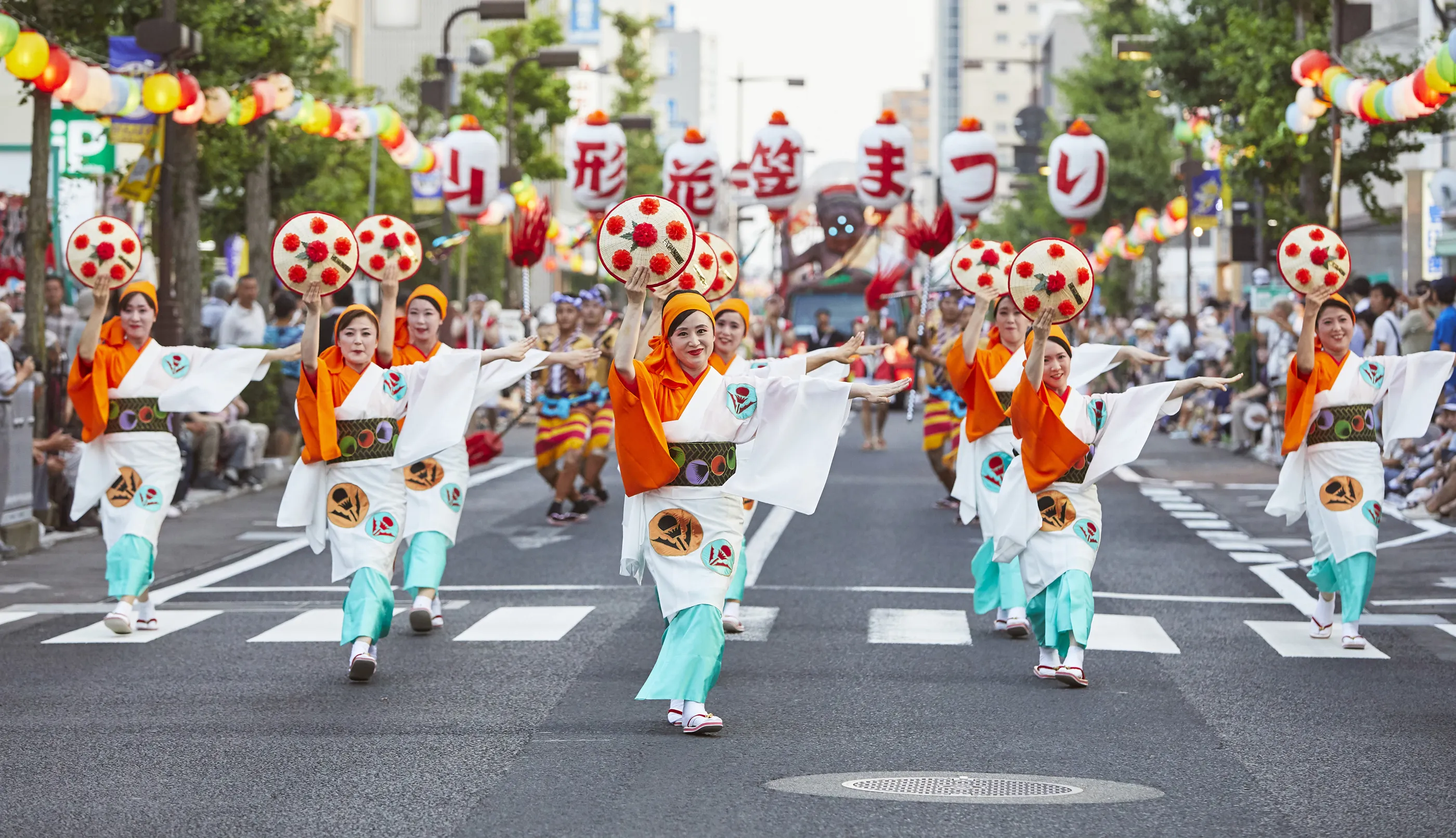 ヤッショ、マカショ」の掛け声と踊る紅花。「花笠まつり」｜東北旅行