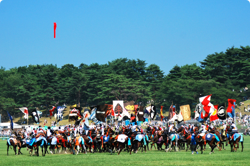 眼前で繰り広げられる、威風堂々の戦国絵巻。「相馬野馬追」｜東北旅行