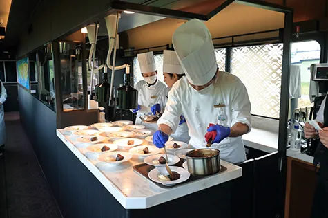 盛り付け中のライブキッチンスペース