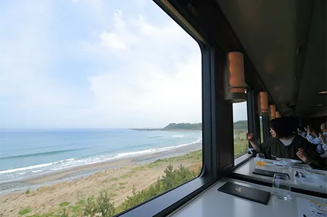 大きな窓からスマホを向けると…