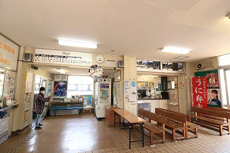 懐かし佇まいの駅舎内