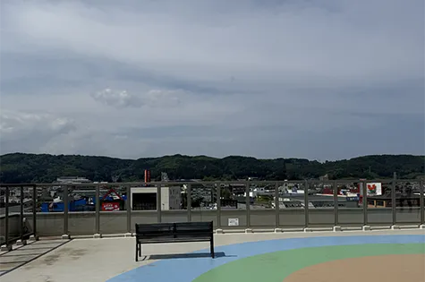 屋上広場から久慈市を一望