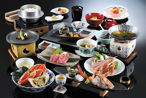 西村屋ホテル招月庭・1日目夕食（イメージ）<br>かに刺し・ゆでかに・かに鍋をご用意いたします。